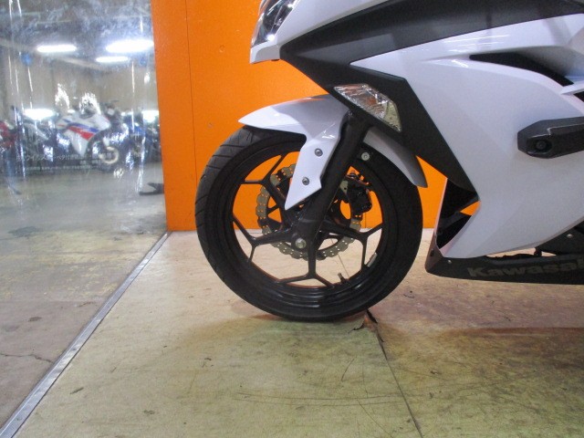 ホイールもこの通り状態グッド！！フォークのアウターまでもが綺麗な一台！！即納対応可能車両ですよ！！